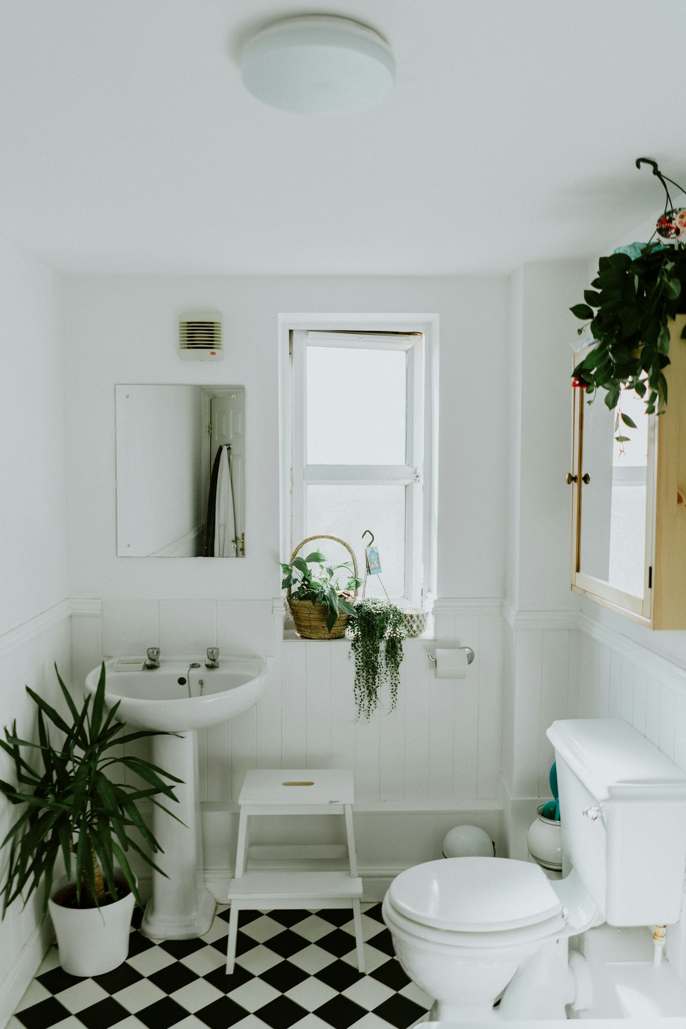Küçük banyo için lavabo dolabı seçimi: ölçü, depolama ve ferahlık